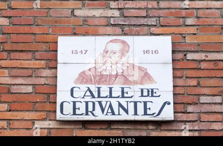 Plaque de rue Miguel de Cervantes Saavedra. Quartier littéraire de Madrid où avait sa maison au XVIIe siècle Banque D'Images