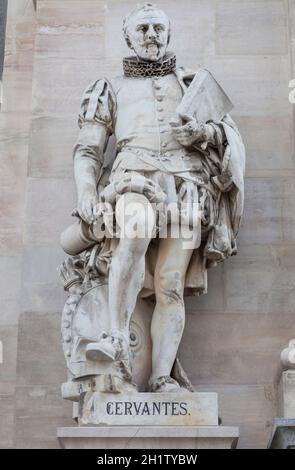 Espagne, Madrid - 6 mars 2021 : statue de Miguel de Cervantes Saavedra. Entrée de la Bibliothèque nationale d'Espagne, Madrid. Sculpté par Joan Vancell Puigcercos Banque D'Images