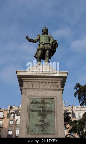 Espagne, Madrid - 6 mars 2021 : statue de Miguel de Cervantes Saavedra. Érigé en face du Congrès espagnol des députés, Madrid. Par Antonio Sola in Banque D'Images