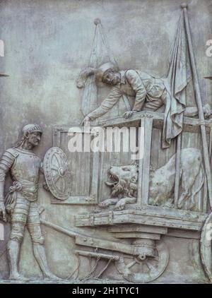 Espagne, Madrid - 6 mars 2021 : relief en bronze avec la scène Don Quichotte. Par Jose Piquer Duart, 1835. Aventure des lions. Miguel de Cervantes monumen Banque D'Images