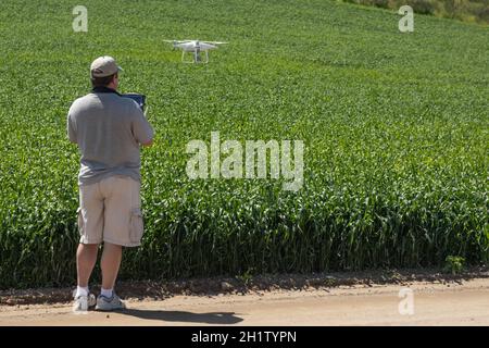 Vol des avions sans pilote Drone la collecte de données sur les terres agricoles du pays. Banque D'Images