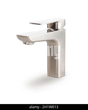 Robinet en acier inoxydable sur mesure isolé sur un fond blanc. Banque D'Images