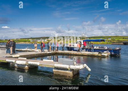 Portmagee, Irlande, août 2019 Groupe de touristes embarquant sur un bateau de croisière pour visiter l'île Skellig Michael où Star Wars ont été filmés, Ring of Kerry Banque D'Images