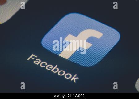 Bucarest, Roumanie - 13 décembre 2020 : image éditoriale de l'application mobile Facebook sur un écran de smartphone. Banque D'Images