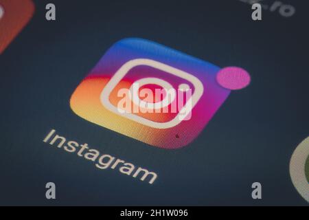Bucarest, Roumanie - 13 décembre 2020 : gros plan éditorial de l'application mobile Instagram sur un écran de smartphone. Banque D'Images