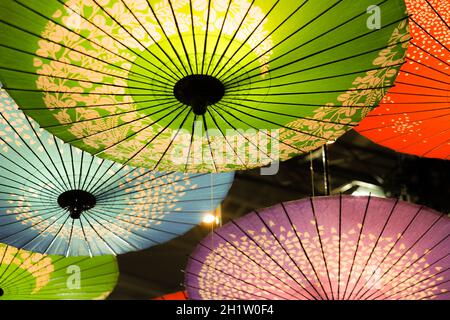 Image d'un parapluie japonais coloré. Lieu de tournage : préfecture de kanagawa, ville de Yokohama Banque D'Images