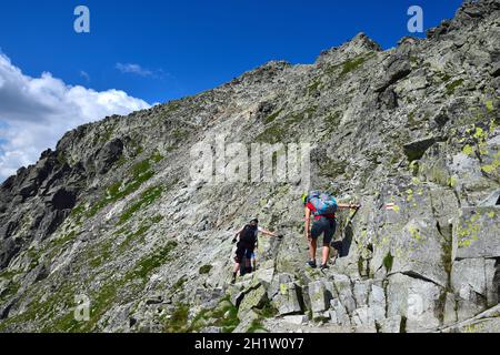 Randonneurs grimpant jusqu'au sommet du mont Rysy, l'une des plus hautes montagnes des Hautes Tatras. Slovaquie, Pologne. Banque D'Images