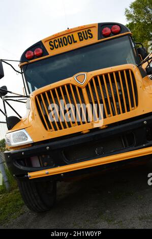 Un bus scolaire à faible angle tiré de l'avant pendant la journée. Banque D'Images
