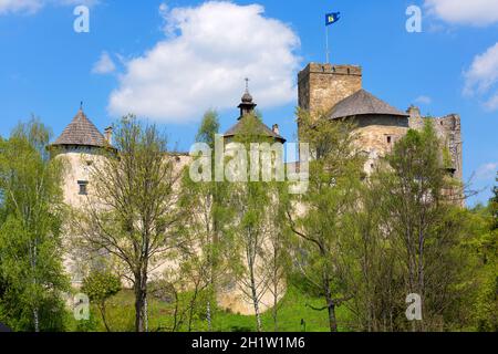 Niedzica, Pologne - 18 mai 2020 : Château de Niedzica du XIVe siècle (château de Dunajec), forteresse médiévale au lac Czorsztyn. Il est connu comme l'un des plus p Banque D'Images