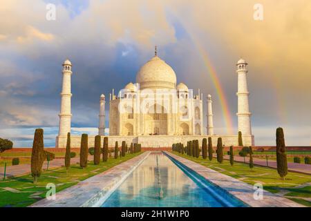 Vue sur le Taj Mahal dans Agra Inde avec arc-en-ciel Banque D'Images