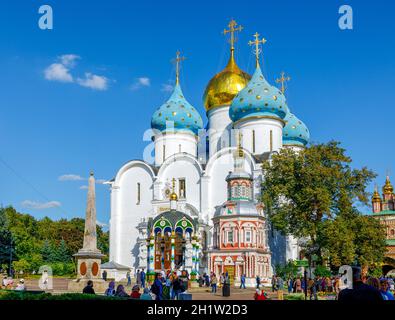 Sergiev Posad, Russie - 14 septembre 2018 : personnes marchant près de la cathédrale de Dormition Assomption 1559 - 1585 dans la Trinité Lavra de Saint-Sergius Banque D'Images