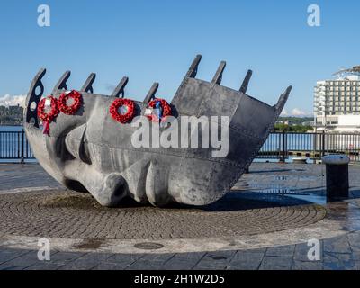 Mémorial de guerre des marins marchands à Cardiff Bay Harbour Drive – „en mémoire des marins marchands du port de Barry Penarth Cardiff Who Di Banque D'Images