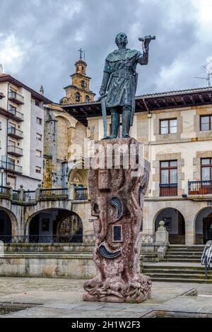 Guernica, Espagne - 09 avril 2018 : vue sur le centre de Guernica (Gernika), ville de la province de Gascogne, pays Basque, Espagne. Statue du comte D Banque D'Images