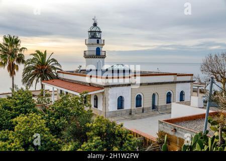 Le phare de Calella est actif phare situé dans la ville côtière de Calella sur la Costa del Maresme, en Catalogne, Espagne Banque D'Images