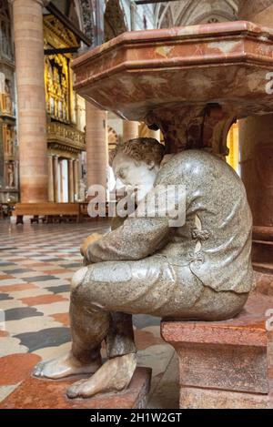 Intérieur de l'église Santa Anastasia à Vérone, Italie Banque D'Images