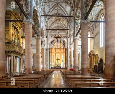 Intérieur de l'église Santa Anastasia à Vérone, Italie Banque D'Images