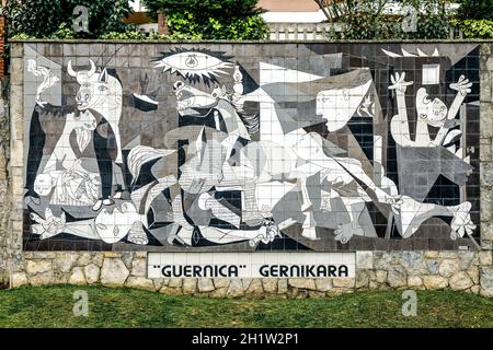 Guernica, Espagne - le 09 avril 2018 : un mur de céramique à Gernika rappelle l'attentat à la bombe pendant la Guerre civile espagnole.peinture 1937 par Pablo Picasso Banque D'Images