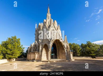 Sanctuaire de Montserrat en Miraflores de Alt Camp, province de Tarragone, en Catalogne, Espagne. Par l'architecte moderniste Josep Maria Jujol Banque D'Images