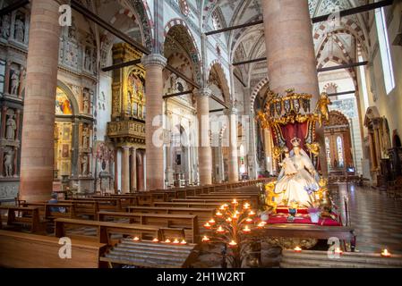 Intérieur de l'église Santa Anastasia à Vérone, Italie Banque D'Images