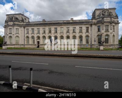 Côté ouest du tribunal de la Couronne de Cardiff – gallois : Llys y Goron Caerdydd – face au boulevard de Nantes Banque D'Images