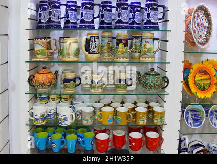 Vue rapprochée des assiettes turques colorées exposées dans un kiosque à souvenirs extérieur à Aantalya, Turquie Banque D'Images
