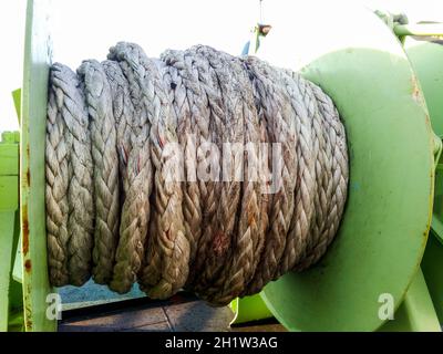 Babina avec une corde d'amarrage en mer. Amarrage sur le navire. Banque D'Images