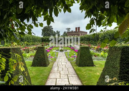 Jardin en contrebas ornemental et salle de banquet à Hampton court Palace Surrey ouest de Londres. Banque D'Images