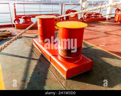 Borne d'amarrage sur les ponts d'un port industriel Banque D'Images