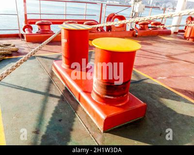 Borne d'amarrage sur les ponts d'un port industriel Banque D'Images