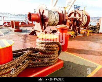 Borne d'amarrage sur les ponts d'un port industriel Banque D'Images