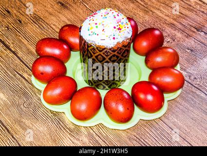 Gâteau de Pâques et les oeufs de Pâques peints en rouge. La nourriture pour la table de Pâques Banque D'Images