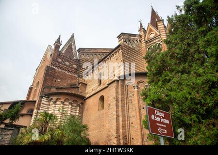 Extérieur de l'église San Fermo à Vérone, Italie Banque D'Images