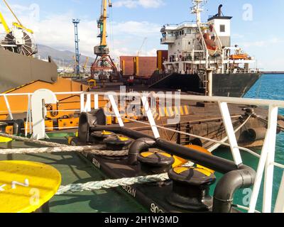 Borne d'amarrage sur les ponts d'un port industriel Banque D'Images