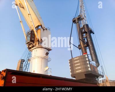 Novorossiysk, Russie - le 20 août 2017 : Grue sur un cargo dans le port Banque D'Images