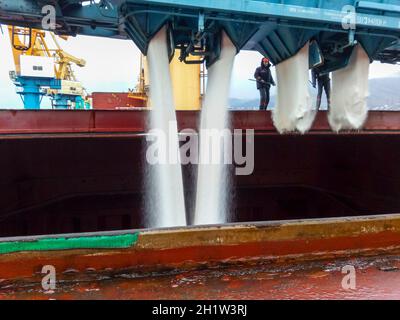 Novorossiysk, Russie - le 11 août 2017 : déversement de salpêtre de la voiture dans la cale du navire-citerne. Le chargement d'engrais minéraux dans l'h Banque D'Images