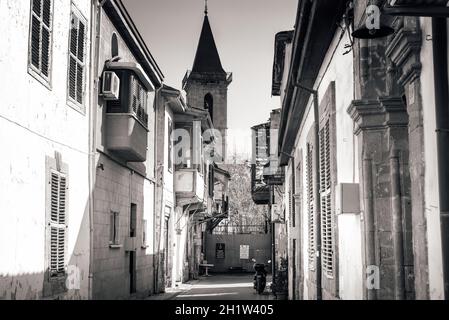 Holy Cross Catholic Church, vue par le biais de feuilles. Salahi Sevket Street. Nicosie, Chypre. Banque D'Images