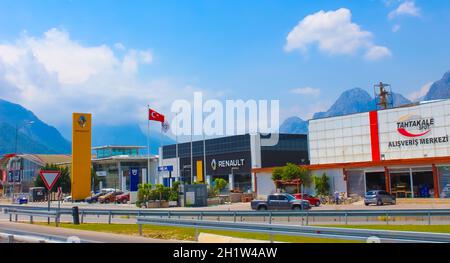 Antalya, Turquie - 11 mai 2021 : signe de concession Renault contre ciel bleu.Renault est connu pour son rôle dans le sport automobile, en particulier dans la course, la Formule Banque D'Images