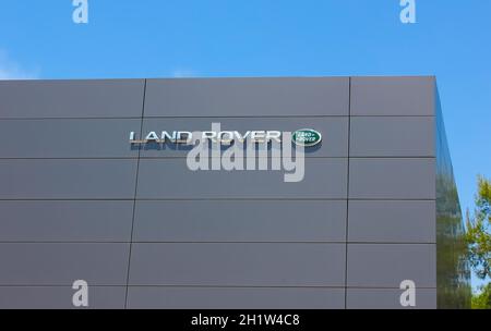 Kiev, Ukraine - 8 mai 2021 : logo Land Rover sur un mur de magasin.Land Rover est une marque automobile spécialisée dans les véhicules à quatre roues motrices, propriété de BRI Banque D'Images