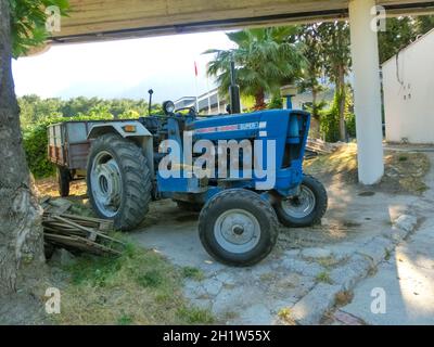 Kiev, Ukraine - 16 juin 2020 : ancien tracteur Ford 5000, bleu à Kiev, Ukraine - 16 juin 2020 Banque D'Images