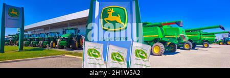 Kiev, Ukraine - 24 août 2020 : les puissants tracteurs du magasin John Deer de Kiev, Ukraine, le 16 juin 2020. Rangée de nouveaux tracteurs John Deere Banque D'Images