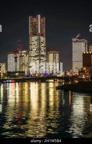 Tous les espaces publics et privés s'allument dans le bureau Minato Mirai. Lieu de tournage : préfecture de kanagawa, ville de Yokohama Banque D'Images