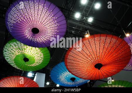 Image d'un parapluie japonais coloré. Lieu de tournage : préfecture de kanagawa, ville de Yokohama Banque D'Images