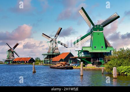 ZAANSE SCHANS, PAYS-BAS - VERS AOÛT 2020 : moulin à vent hollandais dans la campagne verte près d'Amsterdam, avec ciel bleu et eau de rivière. Banque D'Images