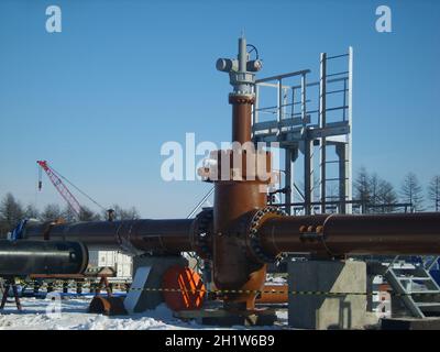 Loquet de la canalisation avec l'entraînement électrique. Les travaux d'installation. Banque D'Images