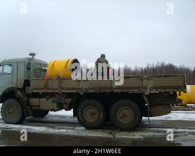 Le morceau de pipe-line dans un camion. Les travaux d'installation. Banque D'Images