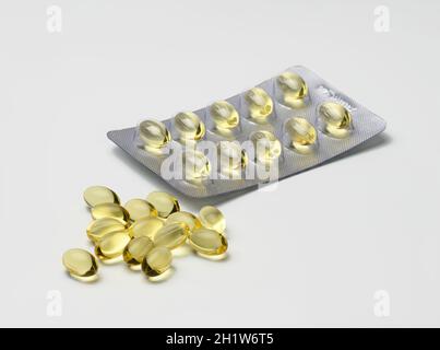 huile de poisson en capsules et blister sur fond blanc, supplément alimentaire pour la santé, gros plan Banque D'Images