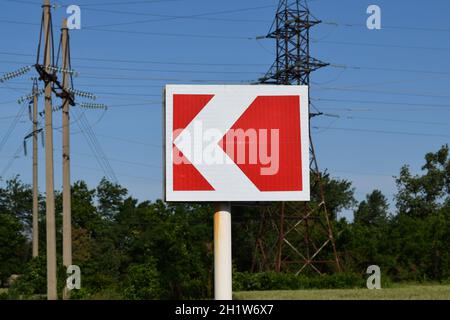 Panneau routier de direction. Le signe en un dangereux virage de la route. Banque D'Images