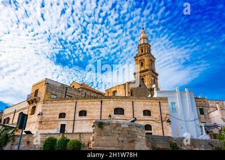 MONOPOLI, ITALIE - septembre 2, 2020: Cathédrale Maria Santissima della Madia (Basilique Cattedrale Maria Santissima della Madia), Monopoli, Poulie, Italie Banque D'Images