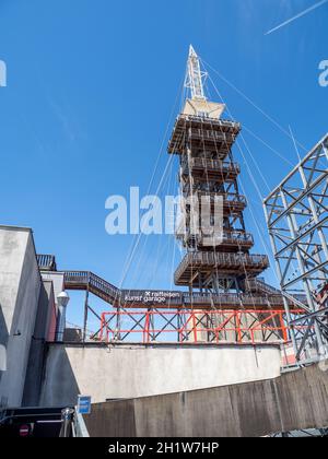 No Sorrows Tower - „Keine Sorgen Turm“ – le pic de la randonnée en haute altitude – „Höhenrausch“ – au-dessus des toits de Linz Banque D'Images