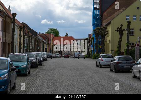 JUETERBOG, ALLEMAGNE - 23 MAI 2021 : rues de la vieille ville. Juterbog est une ville historique du nord-est de l'Allemagne, dans le quartier de Brandebourg. Banque D'Images